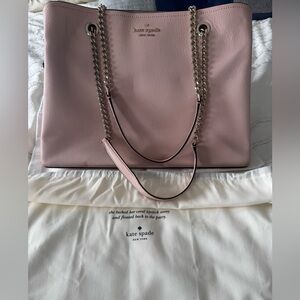 Kate Spade Large Pink Shoulder Bag with Chain Strap
Great got work or everyday!